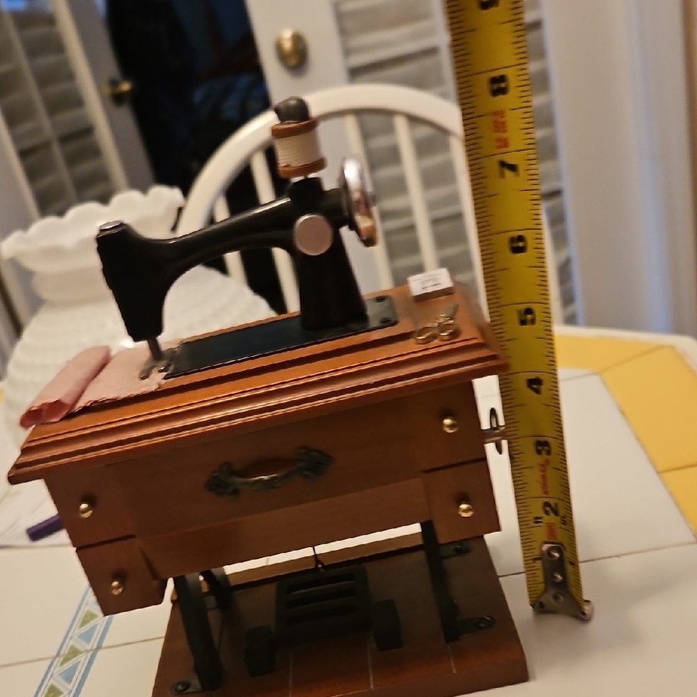 Vintage Sewing Machine Music Box - Picture 2 of 5